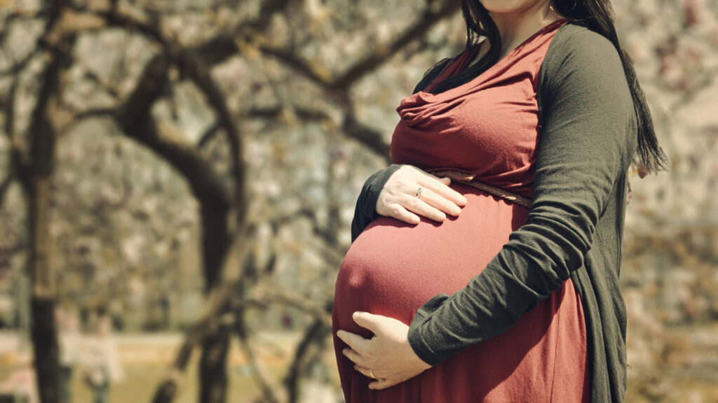Brzuch i popiersie kobiety w ciąży
